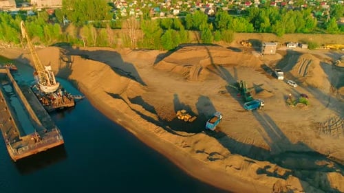 Vuelo en Zumbido sobre la minería de arena y grava en un día soleado de verano cerca del río