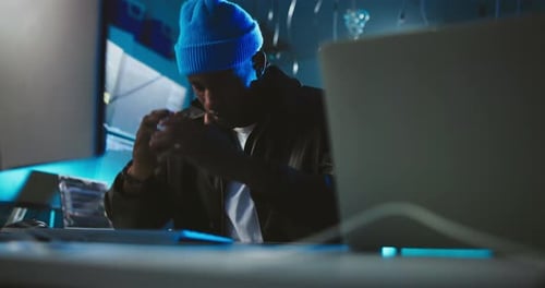 Stress, hacker et homme noir avec erreur, ordinateur et risque de crise