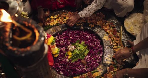 Cérémonie religieuse hindoue : Ralentissement d'un groupe de personnes anonymes arrangeant des fleurs à côté