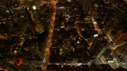 Blick auf die Stadt bei Nacht. Luftaufnahme des Stadtbildes. Metropolen-Hintergrund