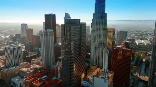 Aproximando-se de arranha-céus no centro de Los Angeles, Califórnia, EUA.