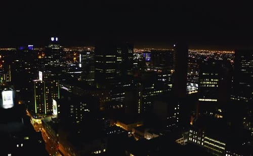 Vídeo em 4K de uma cidade à noite