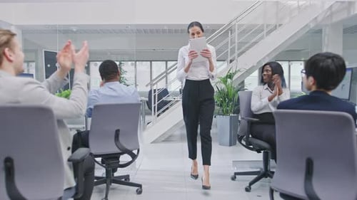 Die schöne, glückliche Geschäftsfrau, Managerin, wird von ihren Kollegen wegen Suc bejubelt und gefeiert