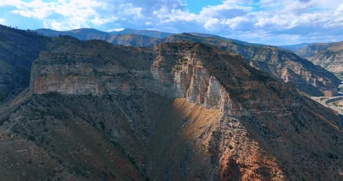 Acercándose lentamente a las espectaculares rocas sin vegetación en la cima ni en las laderas.