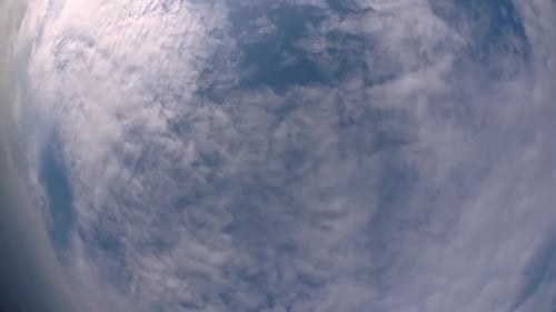 Blauer Himmel und Wolkenschicht, die sich an einem schönen, sonnigen Nachmittag bewegen; Zeitraffer der Wolken mit unterschiedlichen