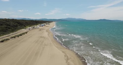 Luftaufnahme von Sandstrand und Wellen, Italien.
