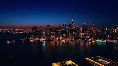 Arranha-céus cintilantes de Nova York à noite. Belas paisagens da cidade vista de cima do East River.