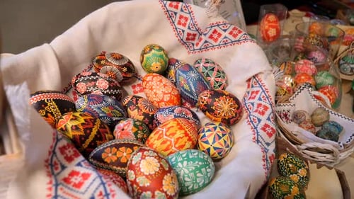 Ostereier, handbemalt, bunt, mit traditionellen Feiertagsmustern