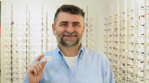 Retrato de un anciano de los años 50 y 60 con nuevas lentes de contacto en óptica
