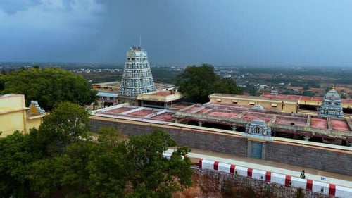 Vue aérienne du temple perché au sommet d'une colline du sud de l'Inde avec Gopuram et toile de fond pittoresque