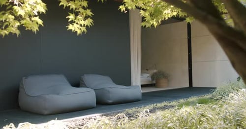 Moderno salón al aire libre con cómodos pufs