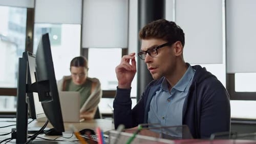 Analyste spécialisé en dactylographie sur un ordinateur de bureau