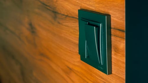 Pressionando manualmente um interruptor de luz moderno 4k