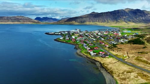 Kleine Stadt am Meer, Vulkanberge und klares blaues Meerwasser, wunderschöne Landschaft in der Früh