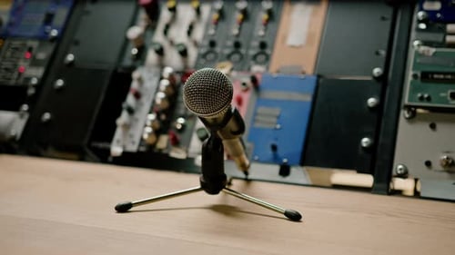 professionelles Equalizer-Mikrofon für Tonaufnahmen im Studio für Toningenieure in Nahaufnahme