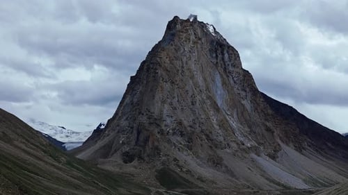 Massiver isolierter Felsgipfel mit Dramatisch Himmel
