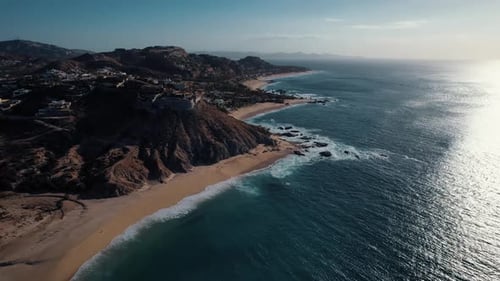 Imágenes aéreas del tranquilo movimiento del océano a lo largo de la costa de Cabo San Lucas