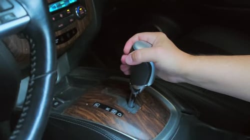 Interruptor instruído: transmissão robótica automática P para D. Interior de carro revestido de madeira em couro.