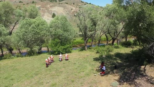 Vue aérienne du peuple alévi adorant au bord de la rivière (l'un des groupes religieux turcs)