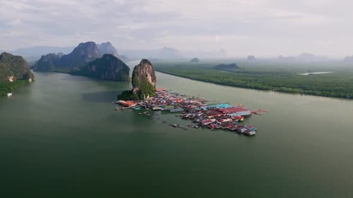 Luftaufnahme des Dorfes Ko Panyi auf dem Wasser, Thailand.