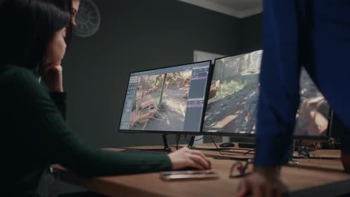 Groupe de femmes au bureau de spécialistes informatiques d'une entreprise de conception de jeux vidéo discutant