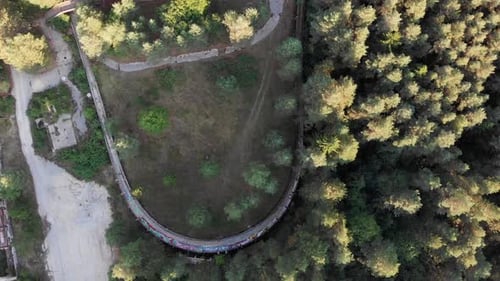 Vista aérea: pista olímpica de bobsleigh de Sarajevo en la montaña Trebević. Inyección cenital