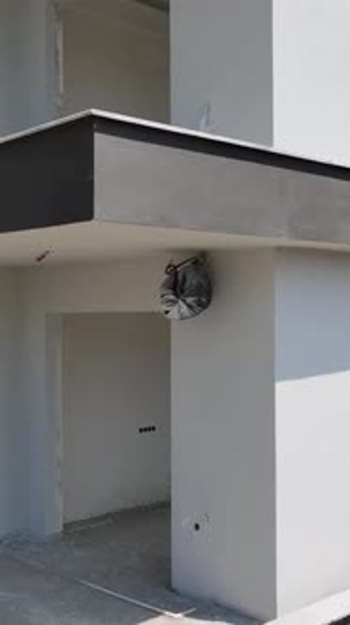 Vídeo vertical que abarca una vista aérea de lujo de una prestigiosa construcción de viviendas