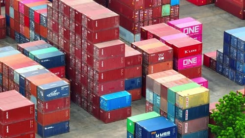 Containerwerft, ein geschäftiger Knotenpunkt gestapelter Schiffscontainer.