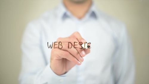 Diseño web, hombre escribiendo en pantalla transparente