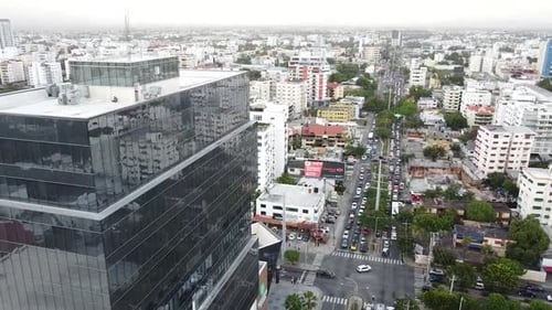 vista do drone subindo com vista do tráfego da cidade a partir da avenida principal nuñez de caceres santo domingo