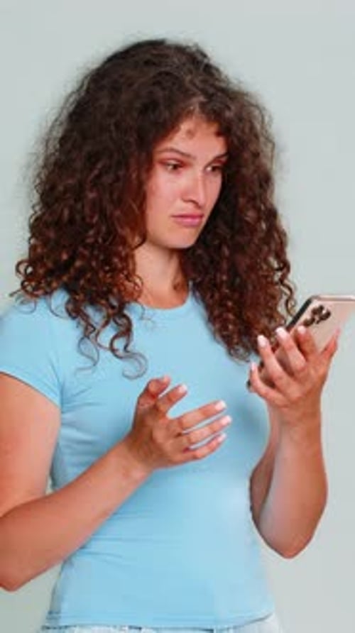 Femme bouleversée en lisant un message offensant sur un smartphone couvrant la bouche bloquant la réaction négative de l'expéditeur