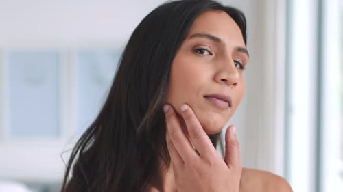Kosmetik, Foundation und Make-up für Frauen verwenden Make-up für Schönheits-, Haut- und Gesichtsprodukte mit einem weichen