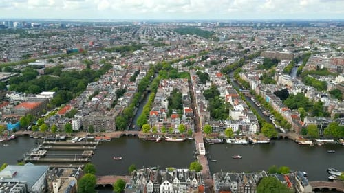 Découvrez la beauté d'Amsterdam avec ses maisons et sa rivière à vol d'oiseau