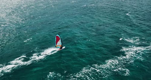 Luftaufnahme eines Windsurfers, der über den blauen Ozean gleitet, Extremsport