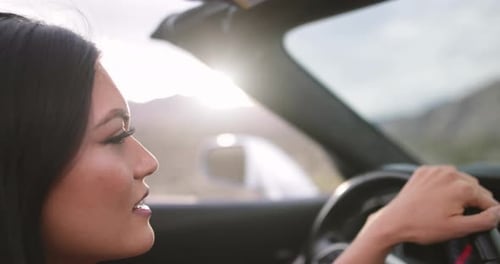 Frau fährt Cabrio auf Roadtrip