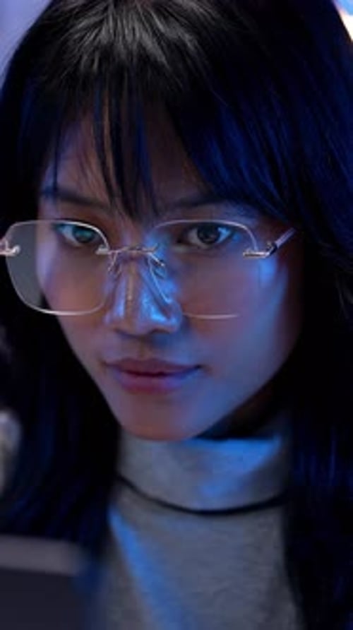 Programadora asiática con gafas, software de codificación