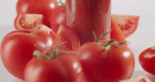 Frischer Tomatensaft und reife Tomaten isoliert auf weißem Hintergrund