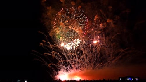 Silvesterfeuerwerk 2025 in Echtzeit, das den Nachthimmel mit lebhaften Explosionen und einem