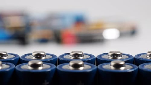 Alkalibatterien auf hellem Hintergrund. Das Konzept der Energiequellen und deren Nutzung.