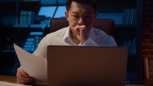Gestresst, erschöpft, nachdenklich, asiatischer reifer Mann, Geschäftsmann in der Nacht, Büro, spät