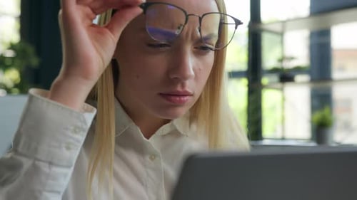 Verwirrte kaukasische Frau Geschäftsfrau Mädchen mit Brille schaut auf Laptop-Computer überlastet weiblich
