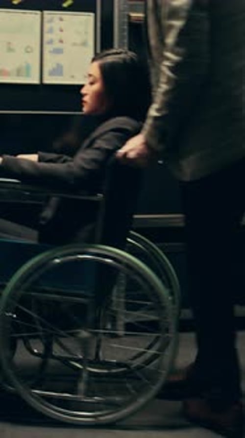 Detective vertical de vídeo con discapacidad que estudia carpetas clasificadas en la sala de archivos