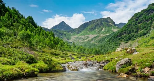 Zeitrafferlandschaft eines sich bewegenden Gebirgsflusses und Wolken