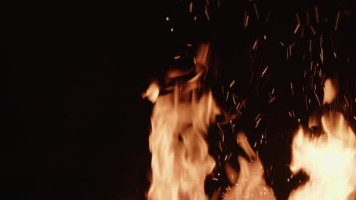 Feurige Glut, die von einer brennenden Flamme nach oben driftet