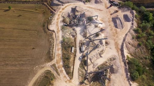 Luftaufnahme des in Betrieb befindlichen Förderbandsystems im Steinbruch, Steinbackenbrecheranlage