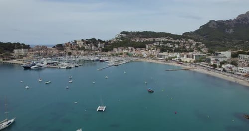 Segelboote in der Bucht von Port Soller auf Mallorca, Balearen, Spanien. Pullback-Aufnahme aus der Luft