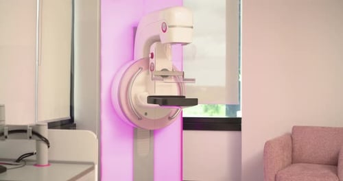 Unidade de mamografia iniciando o posicionamento na clínica, extensão da plataforma e abaixamento da pá para exame