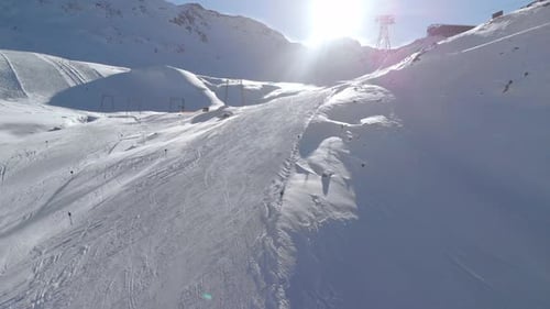 Vue aérienne d'un Drone survolant les pentes désertes de Kaunertal, journée ensoleillée en Autriche