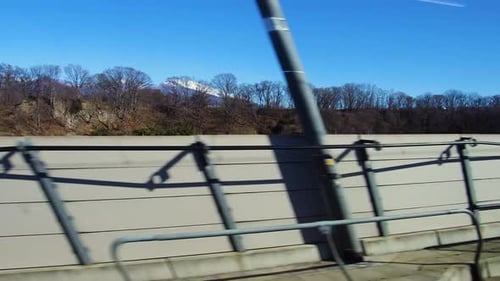 Transport- und Reisekonzept - Blick auf die Berge vom fahrenden Zug oder