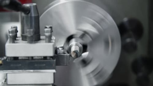 Eine Präzisionsdrehmaschine, die Metallteile in Nahaufnahme schneidet